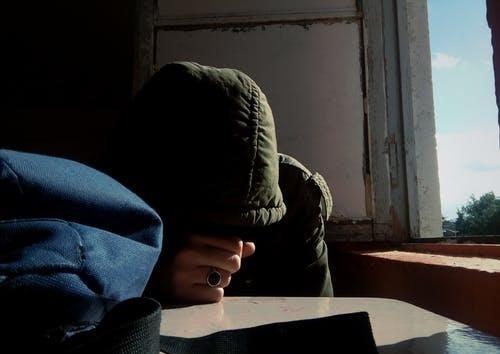 越听越难过的伤感说说句子，句句戳中泪点，看了想哭