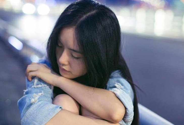 触动内心的伤感短句：我戒烟戒酒戒不到你的温柔